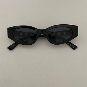 Chain Detail Round Cat Eye Sunglasses | Black